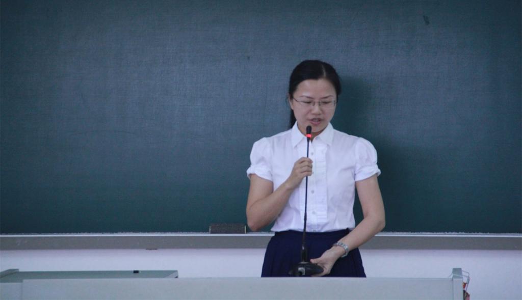 系主任谢剑萍介绍公司及专业概况